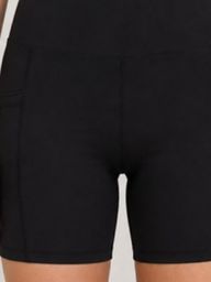 Short com bolso na cor preto