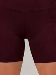 Short com bolso na cor vinho